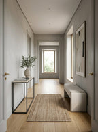 Camino yute organic en pasillo contemporáneo minimalista con tonos neutros