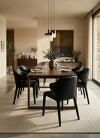Alfombra de sisal marfil en comedor contemporáneo cálido con mesa y sillas oscuras.