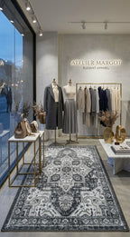 Tapete Siena en local de ropa con tonos grises y detalles en dorado