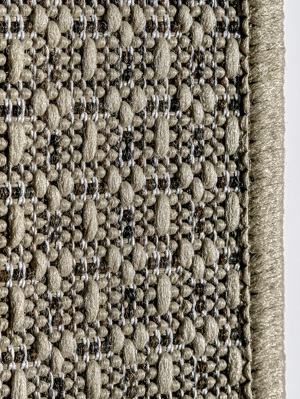Primer plano del entramado tejido de alfombra de sisal color marfil.