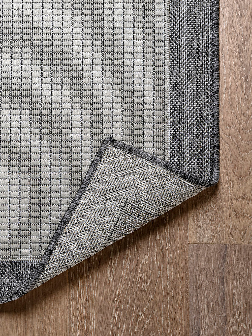 Superficie de alfombra Sisalo White and Gris con detalle de colores blanco y gris