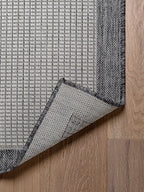 Superficie de alfombra Sisalo White and Gris con detalle de colores blanco y gris