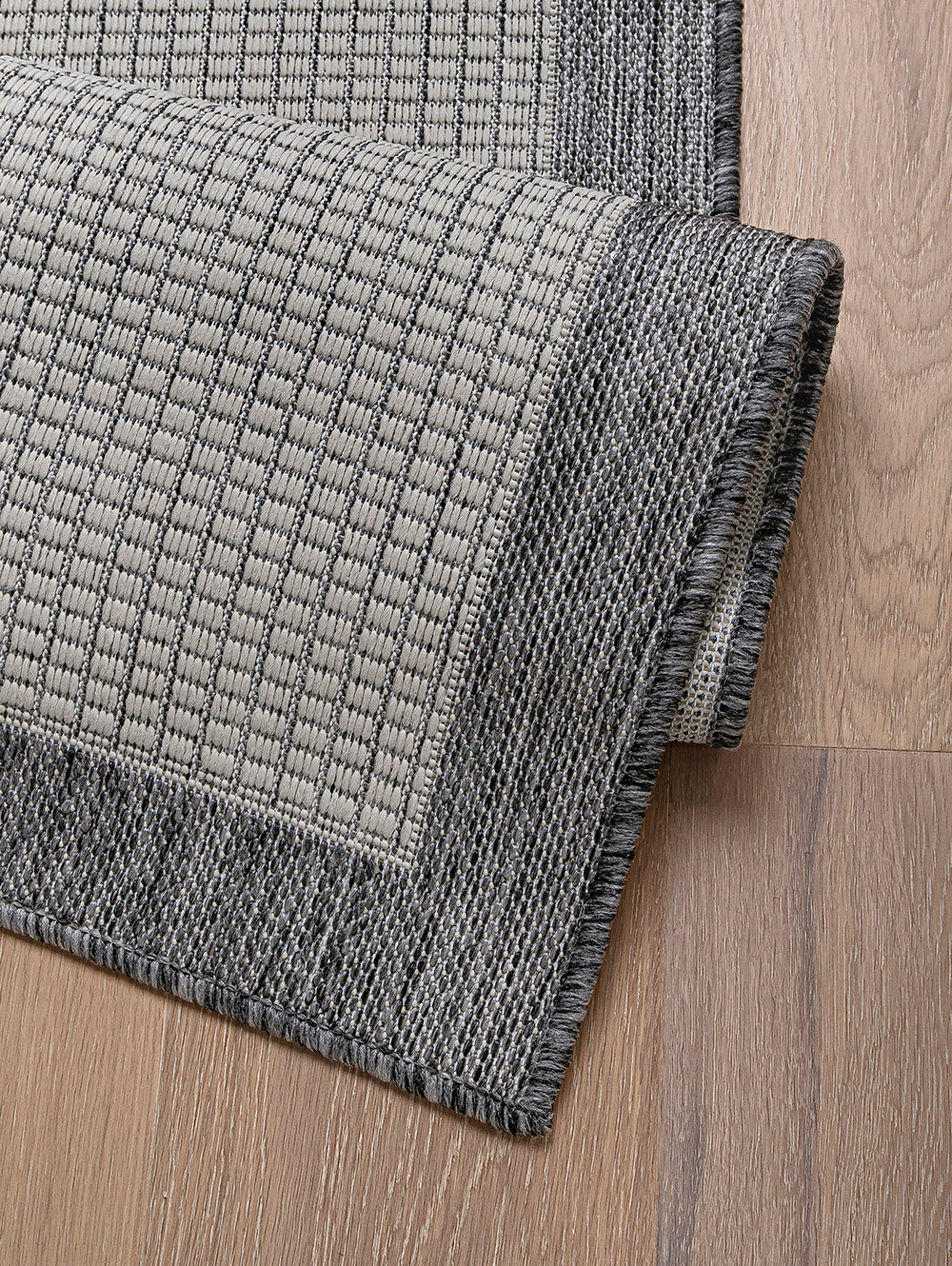 Detalle de calidad y textura de alfombra Sisalo White and Gris