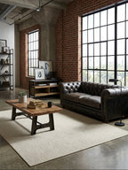 Alfombra de sisal marfil en living moderno de estilo industrial.