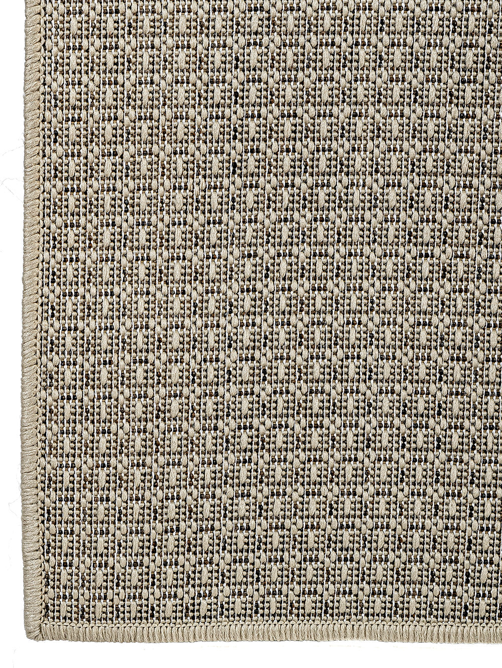 Detalle de la trama tejida de alfombra de sisal color marfil.