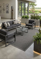 Alfombra de sisal grafito en terraza moderna con muebles de exterior.