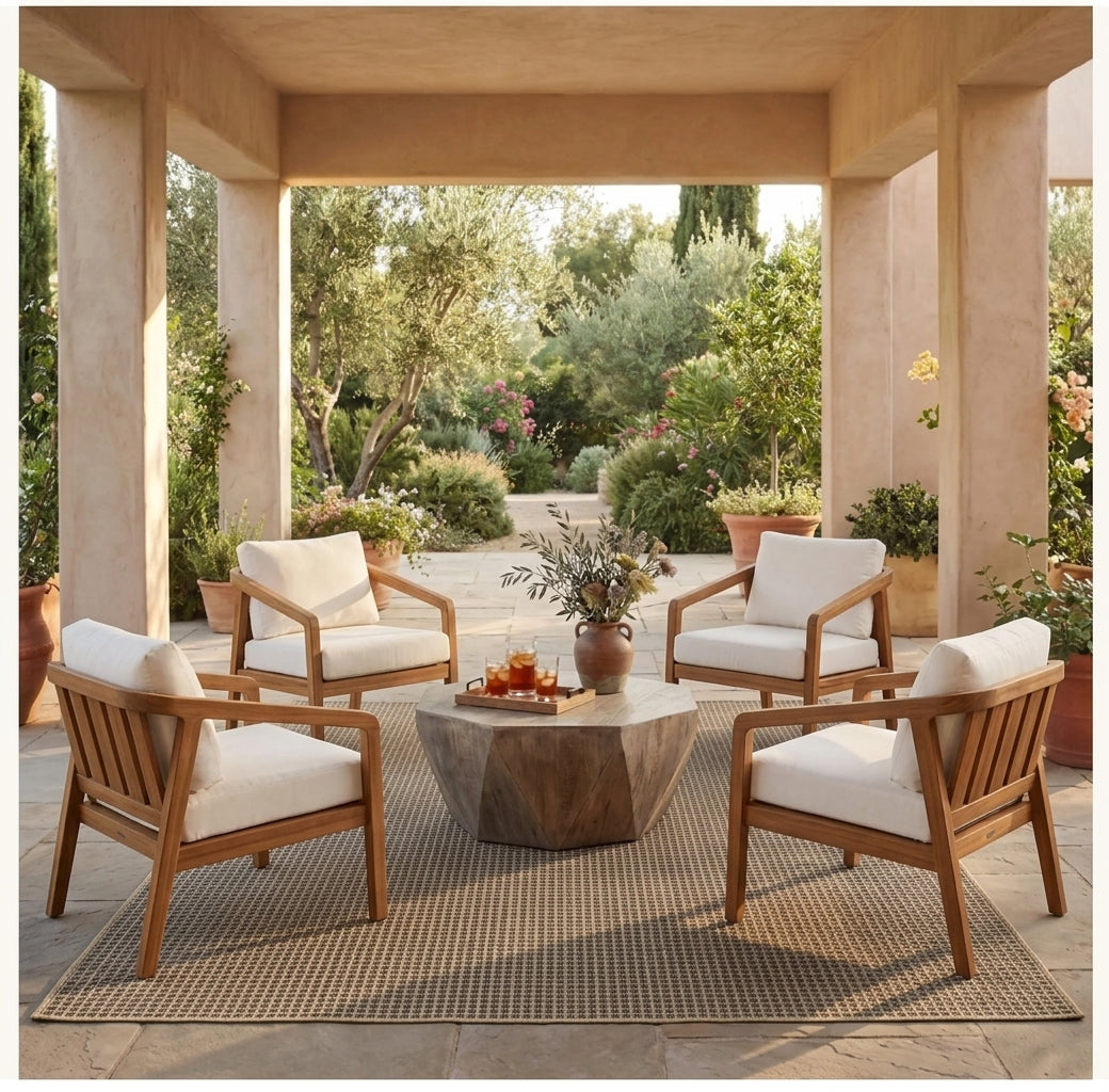 Alfombra de sisal arena en galería cubierta con mobiliario de exterior.