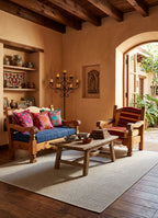 Alfombra de sisal marfil en living de estilo mexicano con tonos cálidos.