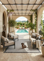 Alfombra Sisalo White and Gris en living exterior amplio con pileta, perro y plantas