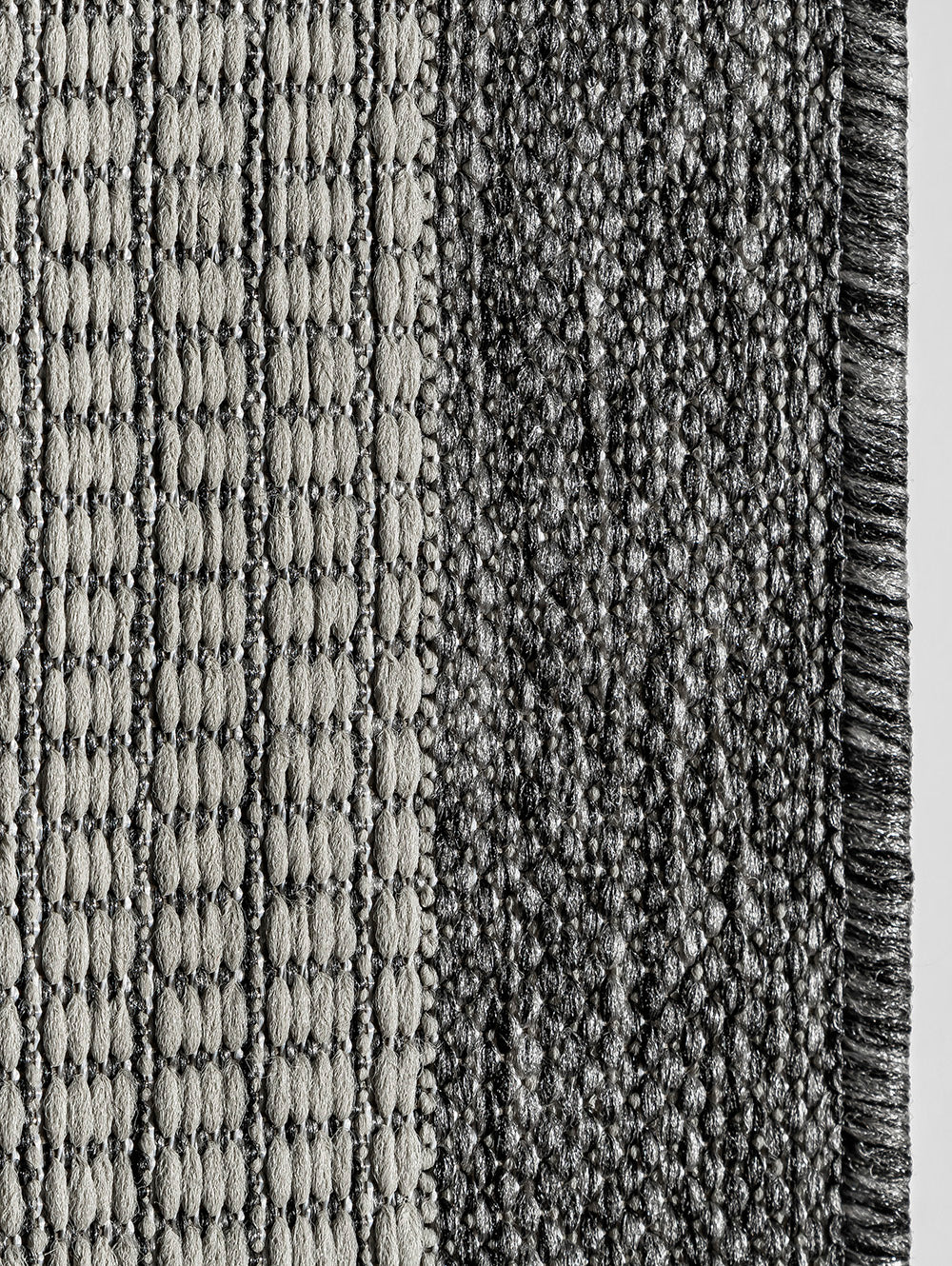 Detalle de trama y tejido de alfombra Sisalo White and Gris