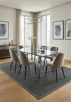 Alfombra de sisal grafito en comedor contemporáneo con mesa y sillas de madera.